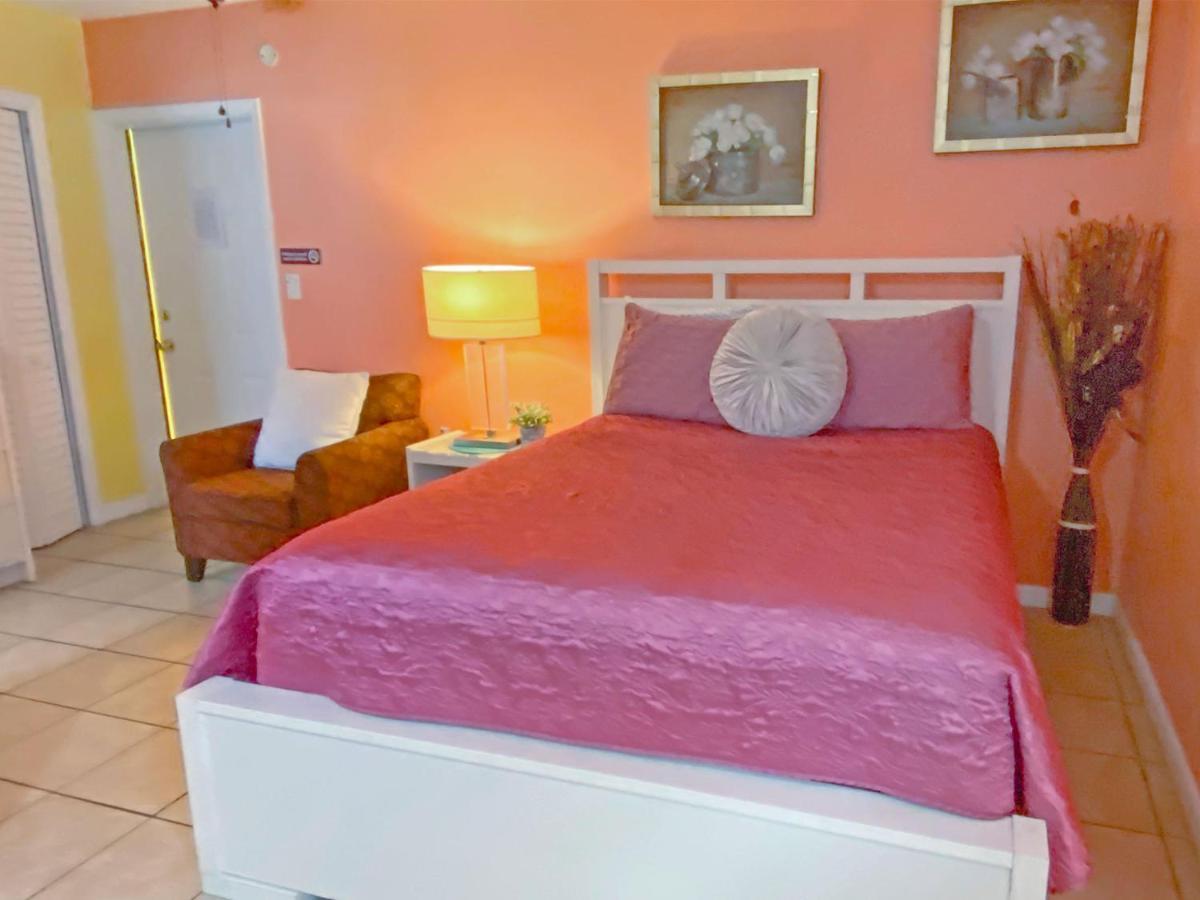 Bella Sirena Inn St. Pete Beach Exterior photo